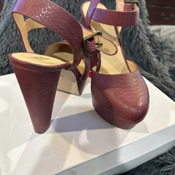 Burgundy heel size 10 has a leopard look new good condition still has box - Picture 2 of 4